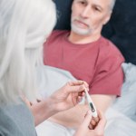 Женщина заботится о муже Женщина заботится о муже