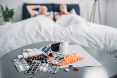 tablo üzerinde çeşitli ilaçlar