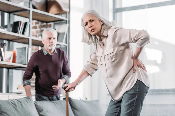 Frau hat Rückenschmerzen — Stockfoto