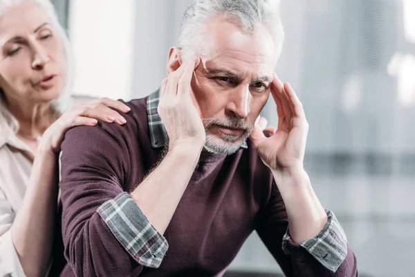 Hombre con dolor de cabeza —  Fotos de Stock