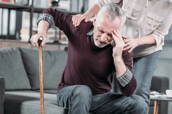 Uomo con mal di testa — Foto Stock