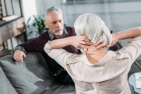 Frau mit Nackenschmerzen — Stockfoto