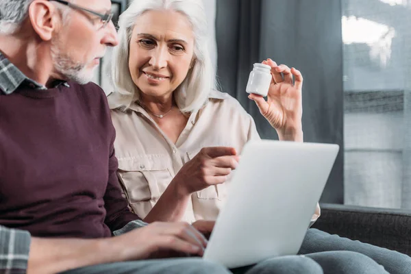 Couple buying medicines online — Stock Photo, Image