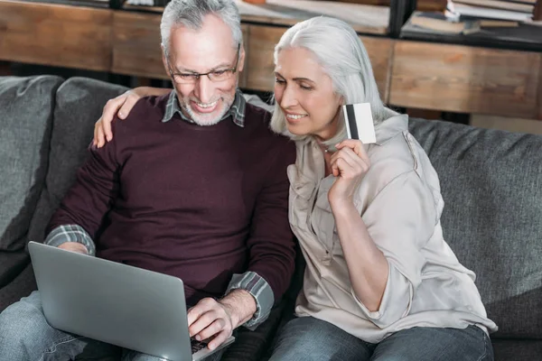 Paar kauft Waren online — Stockfoto