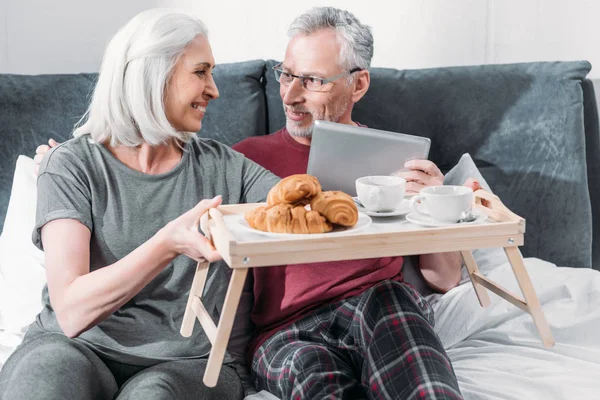 Casal tomando café da manhã — Fotografia de Stock