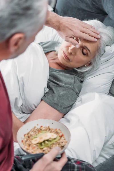 Homem cuidando da esposa — Fotografia de Stock