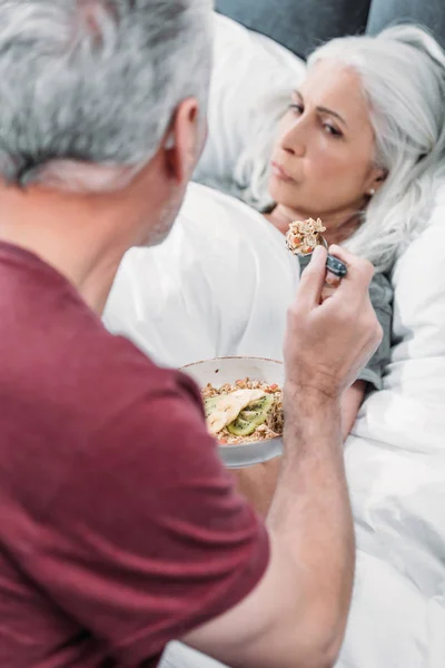 Homem cuidando da esposa — Fotografia de Stock