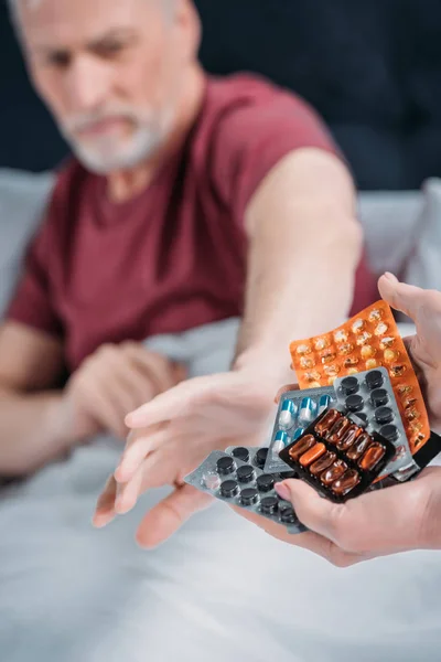 Woman giving medicines — Stock Photo, Image