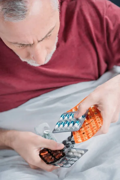 Homem doente com medicamentos — Fotografia de Stock