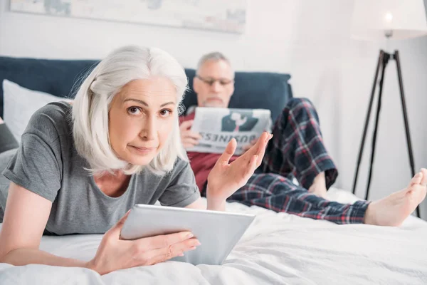 Paar liegt auf Bett — kostenloses Stockfoto