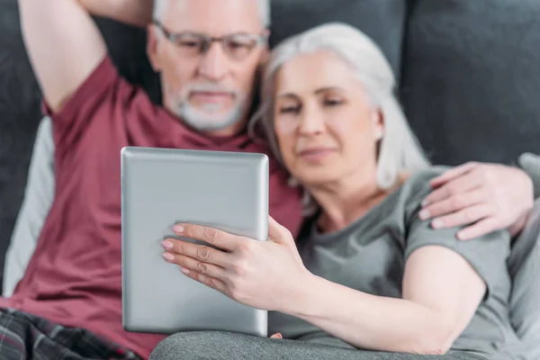 Pareja con la tableta en casa — Foto de Stock