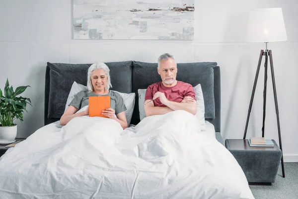 Casal com tablet em casa — Fotografia de Stock Grátis