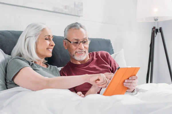 Couple using tablet — Stock Photo, Image