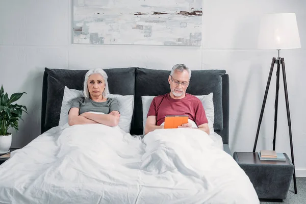 Casal com tablet em casa — Fotografia de Stock