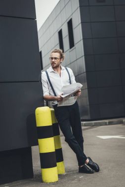 Gazete ile şık adam