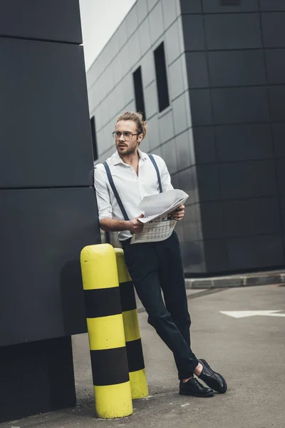 Stilvoller Mann mit Zeitung — Stockfoto