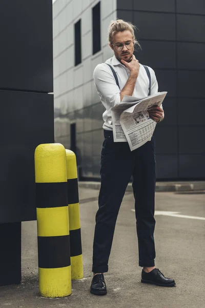 Elegancki mężczyzna z gazety — Darmowe zdjęcie stockowe