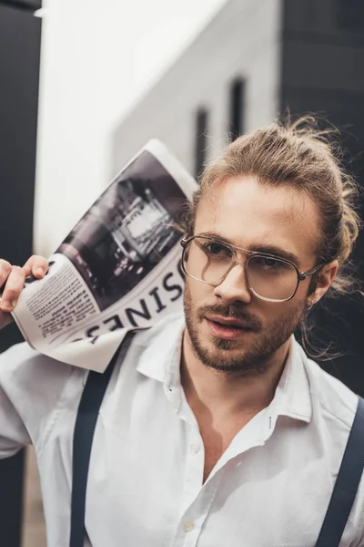 Stilvoller Mann mit Zeitung — Stockfoto