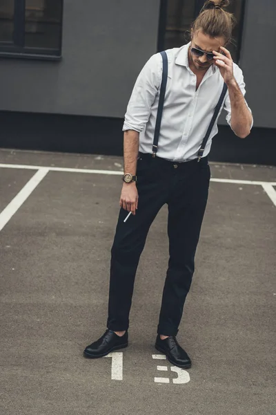 Schöner stilvoller Mann beim Rauchen — Stockfoto