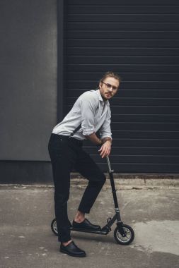 Scooter ile şık adam