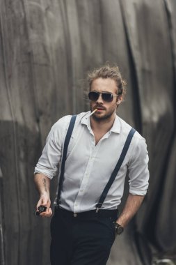 Şık genç adam Sigara