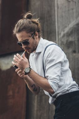 Şık genç adam Sigara