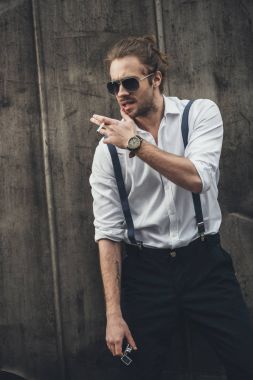 Şık genç adam Sigara