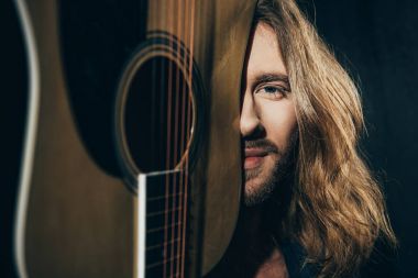 gitar ile yakışıklı adam