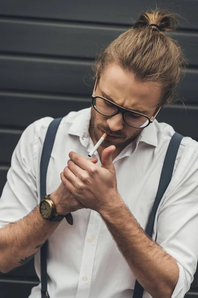 Красивый стильный мужчина курит — стоковое фото