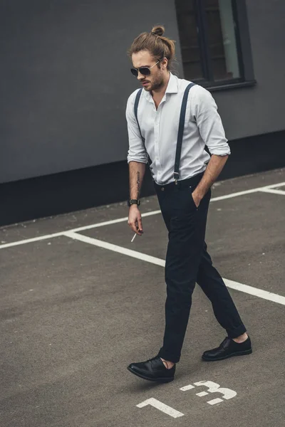 Schöner stilvoller Mann beim Rauchen — Stockfoto