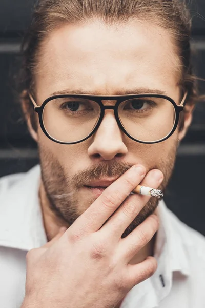 Knappe stijlvolle man roken — Stockfoto