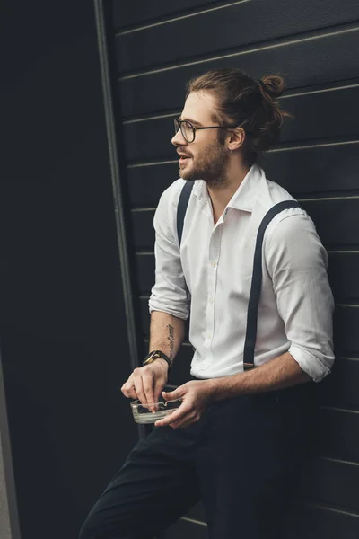 Knappe stijlvolle man roken — Stockfoto