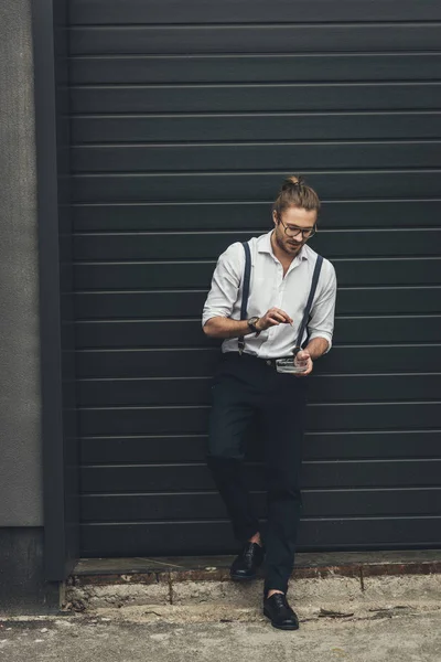 Bonito homem elegante fumar — Fotografia de Stock