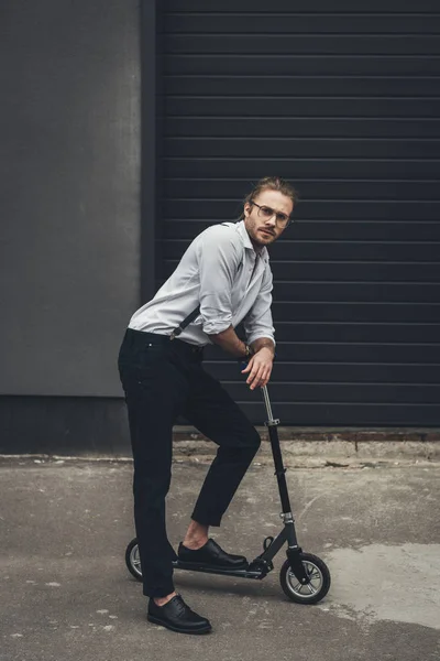 时尚的男人，与滑板车 — 图库照片