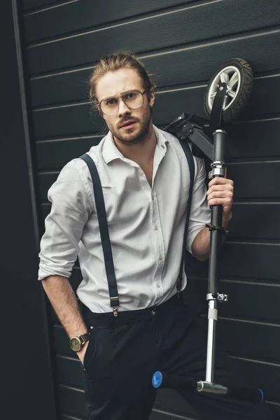 Homem elegante com scooter — Fotografia de Stock