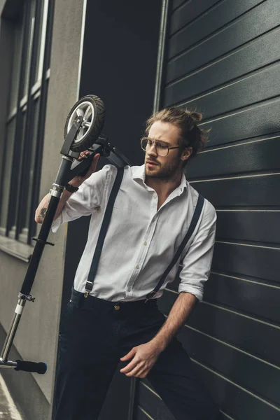 Homem elegante com scooter — Fotografia de Stock