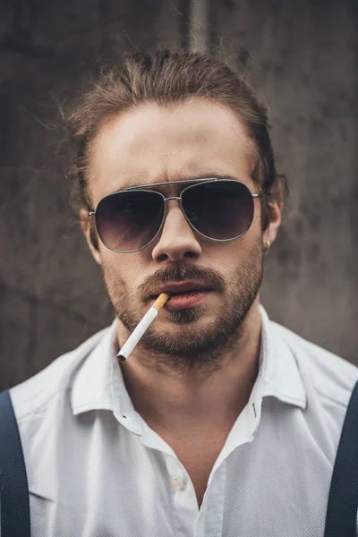 Elegante joven fumando — Foto de Stock