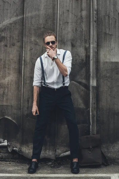 Elegantní mladý muž kouření — Stock fotografie