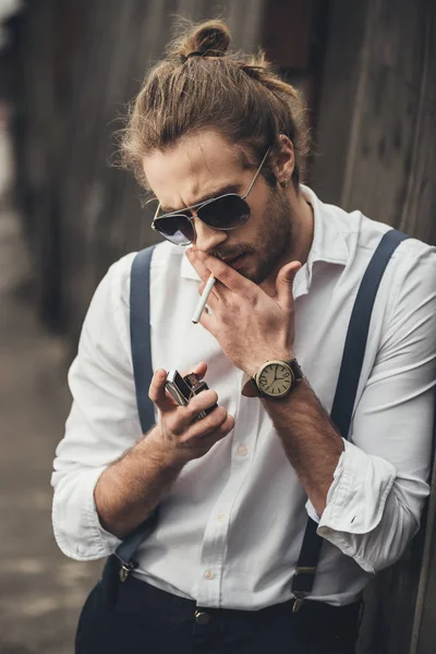 Elegáns fiatalember, dohányzás — Stock Fotó