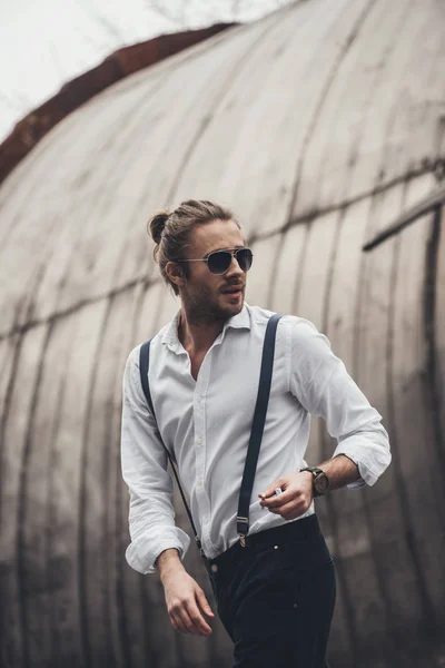 Elegante joven fumando — Foto de Stock