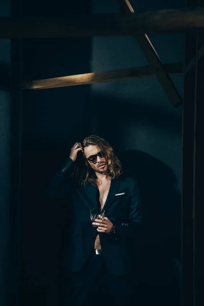 Man in suit drinking whiskey — Stock Photo, Image