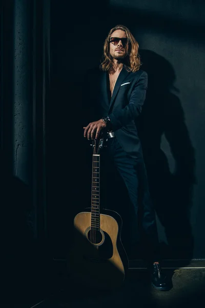 Gitar ile şık adam — Stok fotoğraf