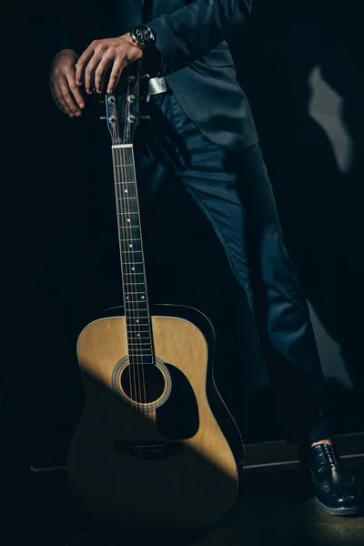 Uomo elegante con chitarra — Foto Stock