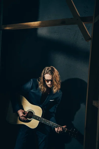 Eleganta mannen med gitarr — Stockfoto