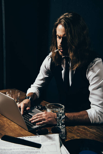 человек с помощью ноутбука