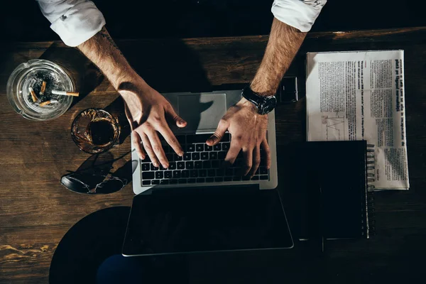 Homem usando laptop — Fotografia de Stock