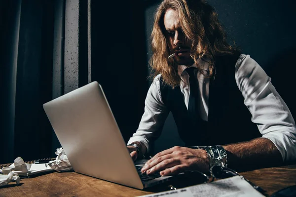 Man met laptop — Stockfoto