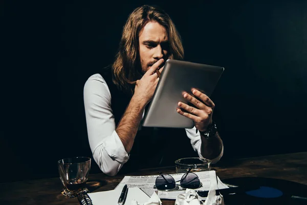 Homem usando tablet digital — Fotografia de Stock