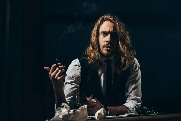 Hombre bebiendo alcohol y fumando — Foto de Stock