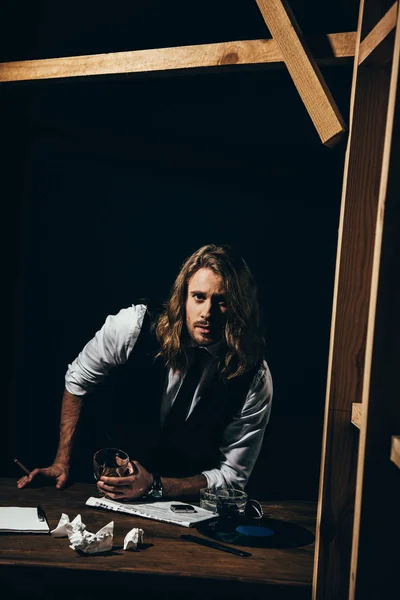 Man drinking alcohol and smoking — Stock Photo, Image